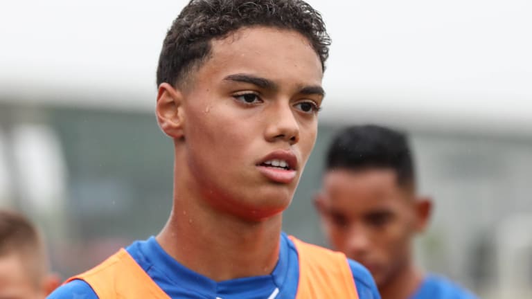 Hijo de Ronaldinho seguirá los pasos de su padre en el Barcelona
